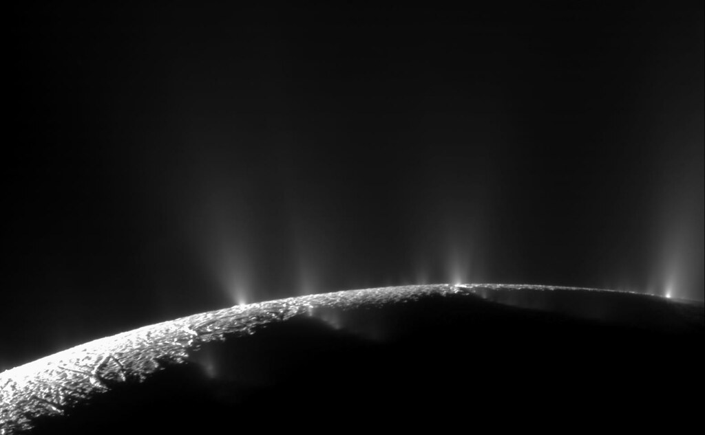 Complex Organics Bubble up from Ocean-world Enceladus